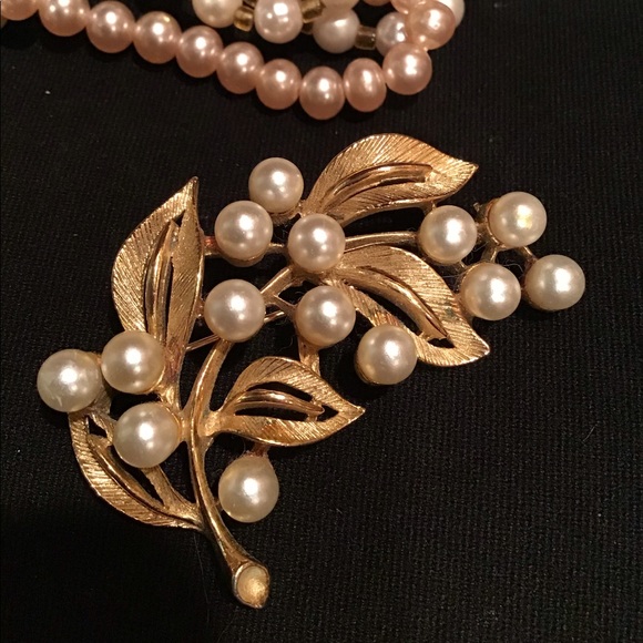 Vintage Jewelry - Vintage Lisner Gold and Faux Pearl Brooch